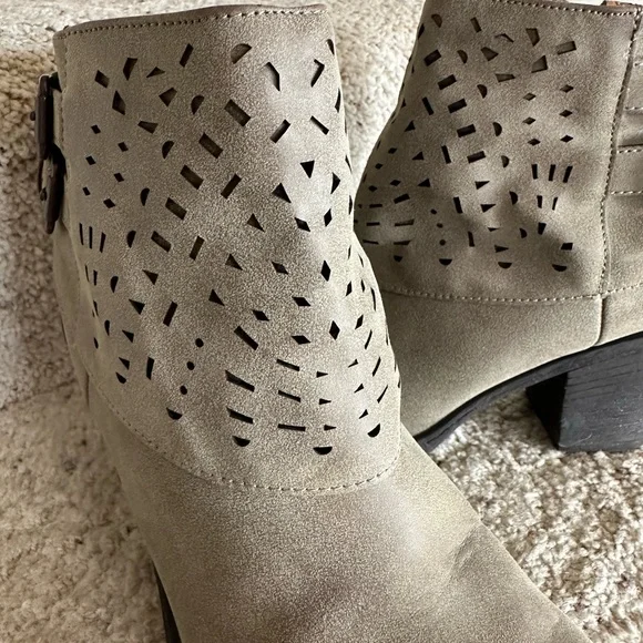 Laura Scott Boots - Picture 3 of 6